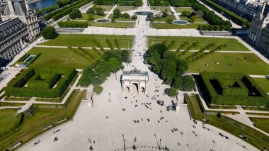 Paris 'teki Louvre Müzesi Ile De France. Şehrin ünlü eğlence parkının nefes kesici hava manzarası. Metropolitan Peyzaj Ticari Binası Çarpıcı. Metropolitan Atılgan Kasabası.