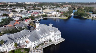 Florida Birleşik Devletleri 'nde Skyline' ı kutluyoruz. Çağdaş binalarla dolu şehir merkezinin havadan görünüşü. Şehir Gökyüzü Bulutları Şehir Arkaplanı. Şehir merkezinde Geniş Arkaplan.