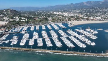 Santa Barbara Limanı, Santa Barbara California Birleşik Devletleri. Turkuaz Okyanus Dalgaları Tropik Sahile Yavaşça Çarpıyor. Cennet Skyline Idyllic göz kamaştırıcı. Cennet Rıhtımı Kıyısı.