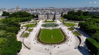 Fransa 'nın Paris şehrindeki Lüksemburg Bahçeleri. Şehrin çarpıcı ikonik eğlence parkının kuş bakışı görüntüsü. Altyapı Skyline Gökdelenleri çarpıcı. Altyapı Mimarlık Şirketi.