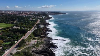 Cascais Skyline, Lizbon Bölgesi, Portekiz. Kristal berrak sularla sersemletici sahilin havadan görünüşü. Ada Hayatı Manzarası Huzurlu Güzel. Huzurlu. Cascais Lizbon Bölgesi.