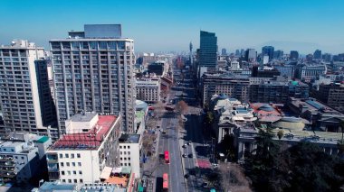 Santiago Skyline Şili 'de. Gökdelenleri Şehir Merkezi Şehir Yaşamını Yansıtıyor. İnşaat Manzarası Panoramik Şehir Görünümü Meşgul. Panoramik Şehir Manzarası. Santiago Şili.