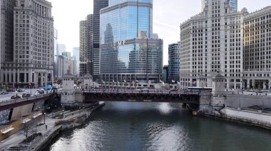 Chicago Illinois 'de Sunset Michigan Bulvarı. Çağdaş binalarla dolu şehir merkezinin havadan görünüşü. Metropol Peyzaj Gökdelenleri Yapımı Meşgul.