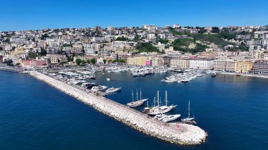 Napoli Körfezi, Napoli Campania İtalya. Turkuaz Okyanus Dalgaları Tropik Sahile Yavaşça Çarpıyor. Altyapı Skyline Gökdelenleri çarpıcı. Altyapı Mimarlık Şirketi. Napoli Campania.