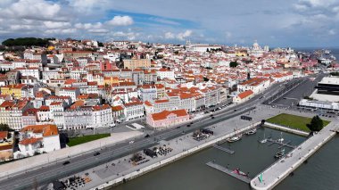 Lizbon 'daki Lizbon Skyline. Yukarıdan canlı bir şehrin telaş ve koşuşturmasını yakalamak. Metropolitan Peyzaj Ticari Binası Çarpıcı. Metropolitan Atılgan Kasabası. Lizbon Portekiz.