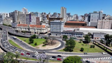 Porto Alegre Skyline In Porto Alegre Rio Grande Do Sul Brazil. Yüksek binaları ve trafiği olan hareketli bir şehrin havadan görünüşü. Şehir Gökyüzü Arkaplanı Kentsel. Şehir merkezinin yukarısında..