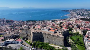 Napoli Campania İtalya 'daki Sant Elmo Kalesi. Şehrin ünlü bölgesindeki ortaçağ binasının kuş bakışı görüntüsü. Shore Sky Clouds Plaj Denizi. Uluslararası Plaj Panoraması. Napoli Campania.