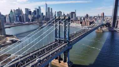 Manhattan 'daki Manhattan Köprüsü New York Birleşik Devletleri. Landmark Köprüsü 'nün Hava Görüntüsü Karmaşık Tasarımı Gösteriyor. Metropolitan Skyline Binaları Güzel. Bina Mimarlığı Şirketi.