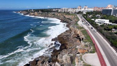 Lizbon 'un Cascais bölgesindeki Cascais Skyline. Trafik sıkışıklığı olan otoyol kavşağı. Sahil Gökyüzü Sahil Kıyısı Yaz Zamanı. Seaside Beach Panoramik. Lizbon 'un Cascais Bölgesi.