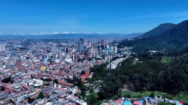 Bogota Cundinamarca Kolombiya 'daki Bogota Skyline. İnanılmaz Skysraper 'lar ve caddedeki trafik yukarıdan izleniyor. Metropol Manzarası Panoramik Şehir Manzarası Güzel. Kentsel Panoramik Şehir Görünümü.