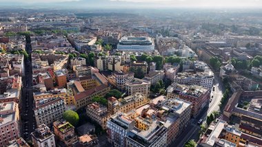 Roma 'da gökyüzü Lazio İtalya' da. Şehir merkezindeki Landmark Ortaçağ binasının havadan görünüşü. İş Bulutları Gökyüzü Şehir Merkezi. Panoramik Şehir. Roma Lazio.