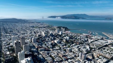 San Francisco, Kaliforniya 'da panoramik manzara. Çağdaş binalarla dolu şehir merkezinin havadan görünüşü. Şehir Bulutları Gökyüzü Arkaplanı Şehir. Şehir dışındaki ünlü..