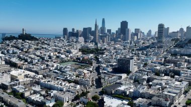 San Francisco, Kaliforniya 'da panoramik manzara. Çağdaş binalarla dolu şehir merkezinin havadan görünüşü. Altyapı Skyline Gökdelenleri Şaşırtıcı.