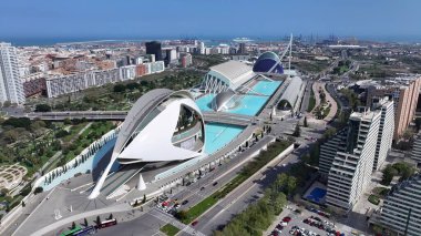 Valencia İspanya 'da Valencia Skyline. Şehir merkezindeki High Rise Binası ve Yoğun Trafik. İş Bulutları Gökyüzü Şehir Merkezi. Panoramik Şehir. Valencia İspanya.