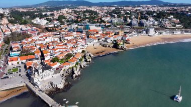 Cascais Skyline, Lizbon Bölgesi, Portekiz. Turkuaz Okyanus Dalgaları Tropik Sahile Yavaşça Çarpıyor. Şehir Bulutları Gökyüzü Arkaplanı Şehir. Şehir dışındaki ünlü. Cascais Lizbon Bölgesi.