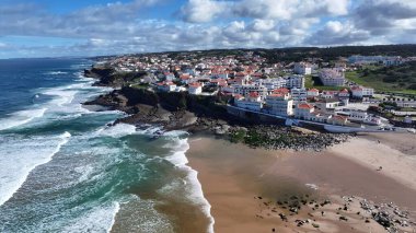 Portekiz 'in Sintra Lizbon bölgesindeki Apple Plajı. Şehir merkezinin modern binalarla dolup taşması. Horizon Sahili Denizi kıyısında. Shore Seaside Panning Wide 'da. Sintra Lizbon Bölgesi.