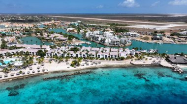Kralendijk Bonaire Hollanda Antilleri 'ndeki Karayip Evleri. Banliyödeki bir mahalleyi üst kattan ele geçirmek. Sahil Gökyüzü Sahil Kıyısı Yaz Zamanı. Sahil Sahil Sahili Panoramik. Kralendijk Bonaire.