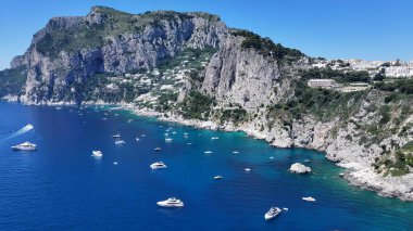 Napoli 'deki Capri Adası, Campania İtalya. Kristal berrak sularla sersemletici sahilin havadan görünüşü. Shore Clouds Plaj Denizi. Shore Beach Sahili Sahil Hattı. Napoli Campania.