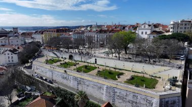 Sao Pedro de Alcantara 'nın Lizbon' daki bakış açısı. Çağdaş binalarla dolu şehir merkezinin havadan görünüşü. Şehir Gökyüzü Arkaplanı Kentsel. Açık Arkaplan Panoramik Şehir.