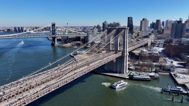 Manhattan 'daki Brooklyn Skyline New York Birleşik Devletleri. Karşıdan karşıya geçen arabalarla süspansiyon köprüsünün kuşbakışı görüntüsü. Metropol Manzarası Panoramik Şehir Manzarası Güzel. Kentsel Panoramik Şehir Görünümü.