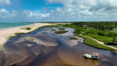 Rio Grande do Norte Brezilya 'daki Sault Gölü' nde Manzaralı Göl. Kuşların gözü çarpıcı Karanlık Nehir ve Orman Ağaçları 'nı görüyor. Taşra Bulutları Gökyüzü Kırsal Alanı. Kırsal Panoramik.