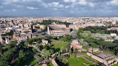 Roma 'da gökyüzü Lazio İtalya' da. Şehrin ünlü bölgesindeki ortaçağ binasının kuş bakışı görüntüsü. İnşaat Manzarası Panoramik Şehir Görünümü Meşgul. Panoramik Şehir Manzarası. Roma Lazio.