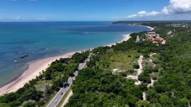 Porto Seguro Bahia Brezilya 'daki Curuipe Plajı. Bereketli bir tropikal sahil manzarasının nefes kesici görüntüsü. Terkedilmiş Peyzaj Eğlencesi Güzelliği. Terk edilmiş rıhtım kıyısı. Porto Seguro Bahia.