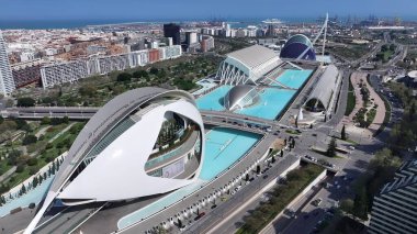 Valencia İspanya 'da Valencia Skyline. Fütürist Gökdelen şehir merkezinin üzerinde yükseliyor. Endüstriyel Peyzaj Ticari Binası Güzel. Endüstriyel kasaba. Valencia İspanya.