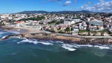 Portekiz 'in Cascais Lizbon bölgesindeki Tamariz Plajı. Yaz tatilinde harika bir sahil manzarası olan kuş bakışı. Cennet Skyline Idyllic göz kamaştırıcı. Cennet Rıhtımı Kıyısı.