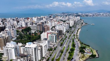 Florianopolis 'teki Florianopolis Skyline, Santa Catarina Brezilya. Yüksek katlı binaların ve şehir yaşamını gösteren trafik gösterilerinin havadan görüntüsü. Altyapı Skyline Gökdelenleri Şaşırtıcı.