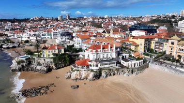 Lizbon 'un Cascais bölgesindeki Cascais Skyline. İnanılmaz Skysraper 'lar ve caddedeki trafik yukarıdan izleniyor. Sahil Gökyüzü Sahil Kıyısı Yaz Zamanı. Seaside Beach Panoramik. Lizbon 'un Cascais Bölgesi.