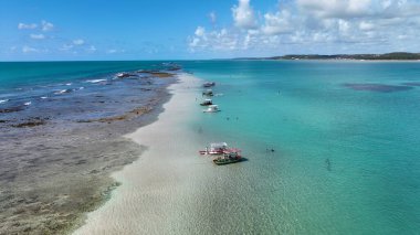 Brezilya 'nın kuzeydoğusunda Japonya' da Alagoas Brezilya 'da gökyüzü. Kristal berrak sularla sersemletici sahilin havadan görünüşü. Sahil Gökyüzü Sahil Kıyısı Yaz Zamanı. Deniz kenarındaki panoramik. Japaratinga Alagoas.
