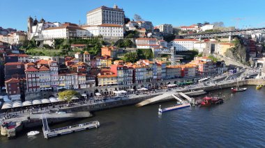 Porto Portekiz 'deki Ribeira Rıhtımı. Yukarıdan canlı bir şehrin telaş ve koşuşturmasını yakalamak. Metropolitan Manzara Gökdelenleri. Güzel. Metropolitan Şehir. Porto Portekiz.
