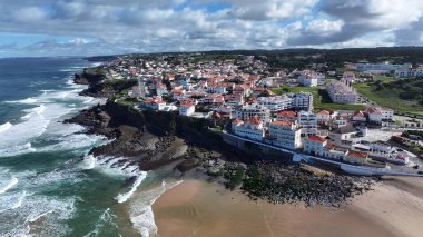 Portekiz 'in Sintra Lizbon bölgesindeki Apple Plajı. Yüksek binaları ve trafiği olan hareketli bir şehrin havadan görünüşü. Shore Clouds Plaj Denizi. Shore Beach Sahili Sahil Hattı. Sintra Lizbon Bölgesi.