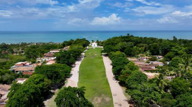 Trancoso Meydanı, Trancoso Bahia Brezilya. Yaz tatilinde harika bir sahil manzarası olan kuş bakışı. Kıyı Bulutları Gökyüzü Sahil Denizi. Deniz kenarındaki panoramik. Trancoso Bahia.