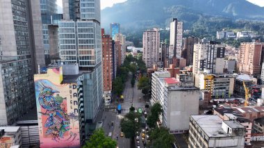 Bogota Bölge Başkenti Kolombiya 'daki Bogota DC. Şehir Caddelerini birbirine bağlayan çevre yolunun şehir hayatı manzarası. Metropolitan Manzara Gökdelenleri. Güzel. Metropolitan Şehir. Bogota Bölge Başkenti.