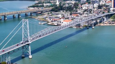 Florianopolis 'teki Kablo Köprüsü Santa Catarina Brezilya. Trafik, modern bir kablolu yayın konsolu köprüsünün karşısına geçiyor. Şehir Gökyüzü Arkaplanı Kentsel. Şehir merkezinin yukarısında. Florianopolis Santa Catarina.