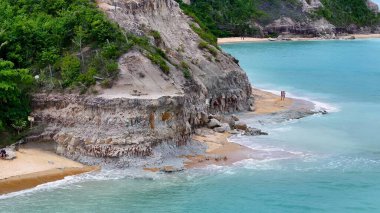 Trancoso Bahia Brezilya 'daki sahil uçurumları. Uçurum tarafı, yukarıdan görünen yemyeşil ormanlarla çevrili. Cennet Peyzajı Gezgin Şehveti. Cennet Sahili. Trancoso Bahia.
