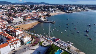 Cascais Skyline, Lizbon Bölgesi, Portekiz. Yaz tatilinde harika bir sahil manzarası olan kuş bakışı. Metropol Manzarası Panoramik Şehir Manzarası Güzel. Kentsel Panoramik Şehir Görünümü.