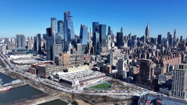 New York 'un merkezinde, Manhattan' da, New York 'ta. Yüksek binaları ve trafiği olan hareketli bir şehrin havadan görünüşü. İş Bulutları Gökyüzü Şehir Merkezi. Arkaplan Panoramik Şehir.