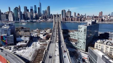 Manhattan 'daki Brooklyn Köprüsü New York Birleşik Devletleri. Tarihi Caddeleri birbirine bağlayan ikonik köprü yapısı. Metropolitan Skyline Binaları Güzel. Bina Mimarlığı Şirketi.