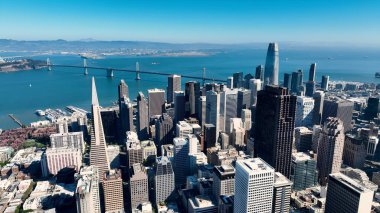 San Francisco 'daki Finans Bölgesi, Kaliforniya Birleşik Devletleri. İnanılmaz Skysraper 'lar ve caddedeki trafik yukarıdan izleniyor. Metropol Manzarası Panoramik Şehir Manzarası Güzel.