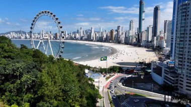 Camboriu Santa Catarina Brezilya 'daki plaj sahnesi. Çağdaş binalarla dolu şehir merkezinin havadan görünüşü. Shore Sky Clouds Plaj Denizi. Uluslararası Plaj Panoraması. Camboriu Santa Catarina.