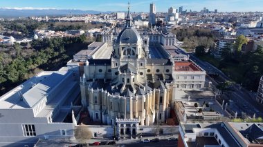 İspanya 'daki Santa Maria Katedrali. Gökdelenleri Şehir Merkezi Şehir Yaşamını Yansıtıyor. Metropol Manzarası Panoramik Şehir Manzarası Güzel. Şehir Panoramik Şehir Manzarası. Madrid İspanya.