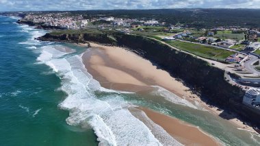 Sintra Lizbon Bölgesi Portekiz 'deki büyük sahil. Kristal berrak sularla sersemletici sahilin havadan görünüşü. Sahil Bulutları Yaz mevsimi. Sahil Panorama. Sintra Lizbon Bölgesi.