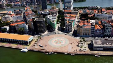 Recife Pernambuco Brazil 'deki tarihi meydan. Yemyeşil parkın ve etrafındaki binaların havadan görünüşü. Şehir Gökyüzü Arkaplanı Kentsel. Şehrin yukarısında. Recife Pernambuco.