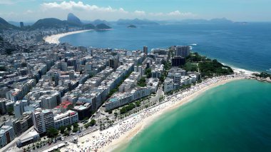 Rio de Janeiro Rio de Janeiro Brezilya 'daki Copacabana Plajı. Yüksek katlı binaların ve şehir yaşamını gösteren trafik gösterilerinin havadan görüntüsü. Horizon Sahili Denizi kıyısında. Açık Sahil Panoramik.