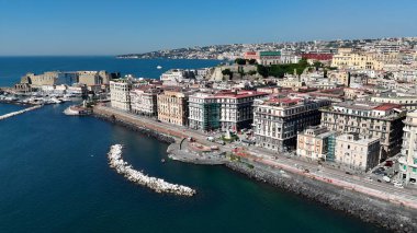 Napoli 'nin silueti Napoli Campania İtalya' da. Büyüleyici Tropikal Sahne Sahnesi Yukarıdan Görünüyor. Şehir merkezindeki İş Gökyüzü Arkaplanı. Şehir merkezindeki panoramik işleri. Napoli Campania.
