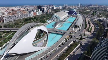 Valencia İspanya 'daki Bilim Müzesi. Çağdaş binalarla dolu şehir merkezinin havadan görünüşü. İş Bulutları Gökyüzü Şehir Merkezi. Özgeçmişleri meşhurdur. Valencia İspanya.