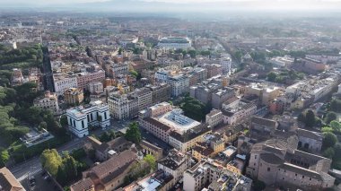 Roma 'da gökyüzü Lazio İtalya' da. Gökdelenleri Şehir Merkezi Şehir Yaşamını Yansıtıyor. Şehir merkezinde Günbatımı Gökyüzü Bulutları. Yukarıda Sunset Outdoor 'da. Roma Lazio.